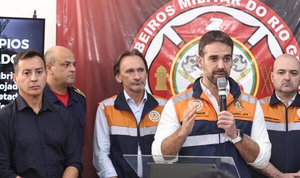 Governo do RS antecipa 13º salário de servidores e anuncia repasse de R$ 41 milhões para saúde
