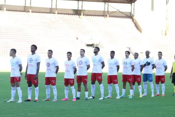 Náutico entra em campo pelo Brasileirão Série C usando camisa com escudos dos clubes gaúchos