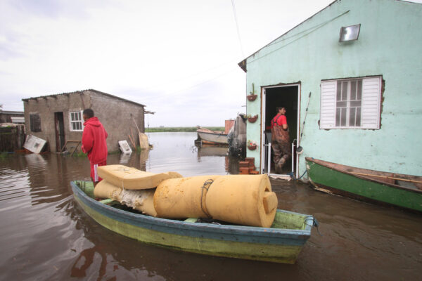 Água do Canal São Gonçalo começa a invadir casas em bairro de Pelotas