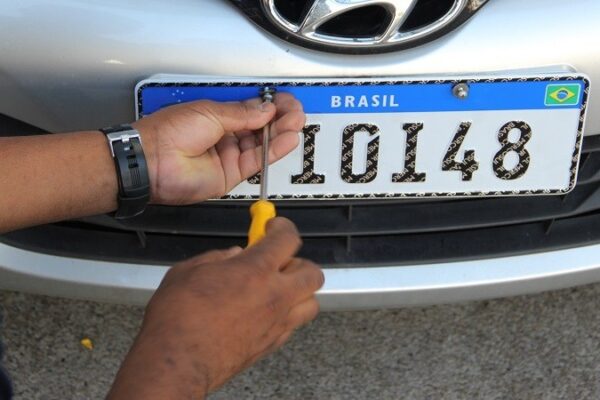 Motoristas que perderam placas de veículos na enchente podem confeccionar novas de forma gratuita