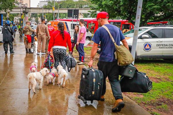 Prefeitura de Porto Alegre divulga formulário para voluntários que querem ajudar vítimas das enchentes