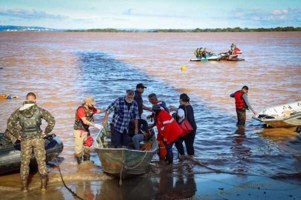 Defesa Civil divulga que mais de 76,4 mil pessoas já foram resgatadas das áreas inundadas no RS