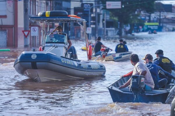 Prefeitura de Porto Alegre pede a suspensão temporária dos resgates devido ao retorno da chuva