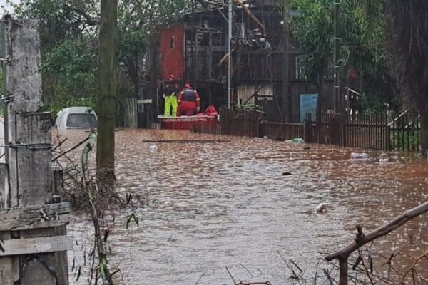 Rio Jacuí inunda e bloqueia divisa entre Charqueadas e São Jerônimo