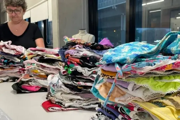 Voluntários e alunos do Senac produzem roupas íntimas para vítimas das enchentes no RS