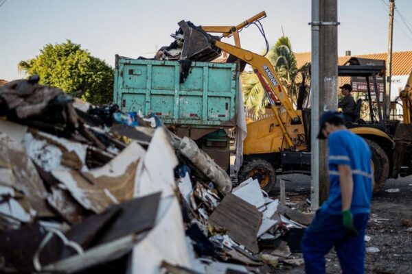 Bairro de Canoas é alvo de operação para a remoção de resíduos químicos