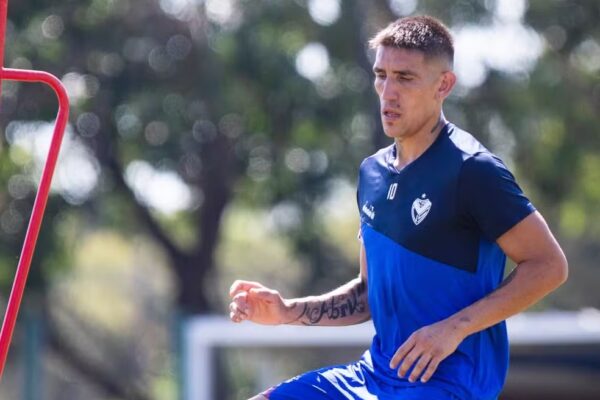 Atacante do Vélez confirma que está bem, após presidente do clube dizer que jogador estava desaparecido há 10 dias