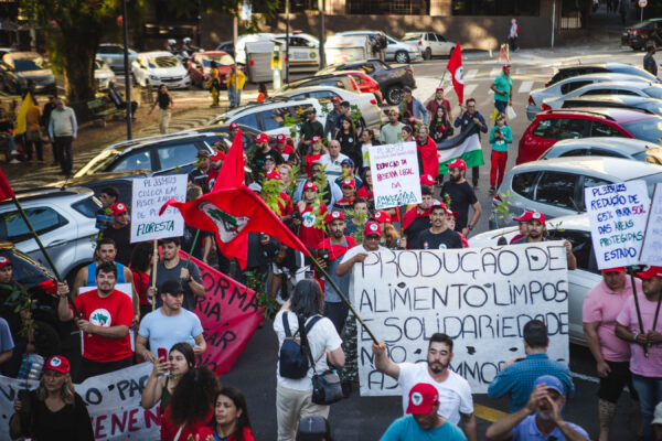 Manifestantes promovem ato na frente do Palácio Piratini nesta sexta-feira