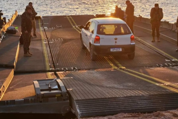 Balsa para o tráfego de veículos é instalada na Ilha dos Marinheiros, em Rio Grande