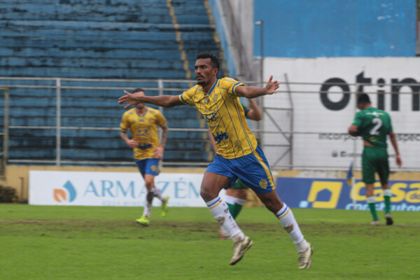 Vitor Jr e Warlei são desfalques no Pelotas para o primeiro jogo da final do Gauchão A2