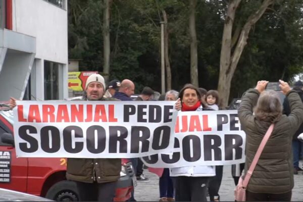 Moradores de Laranjal protestam por melhorias após enchentes