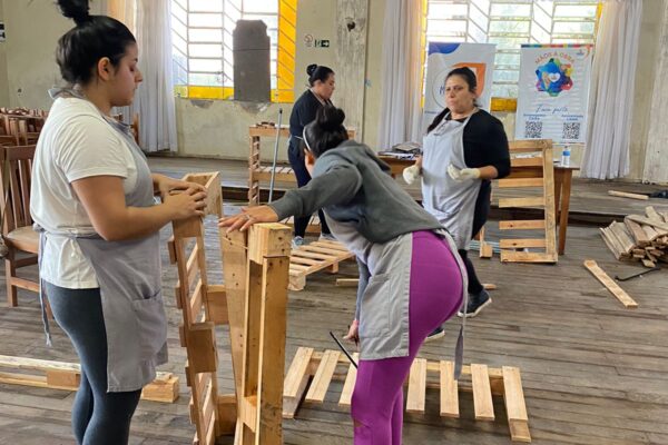 Projeto do IFSul ensina moradores de Pelotas afetados pela enchente a construírem móveis