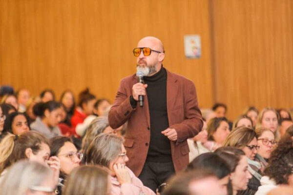 Fabrício Carpinejar fará palestra sobre transformação pelo afeto no Theatro Guarany