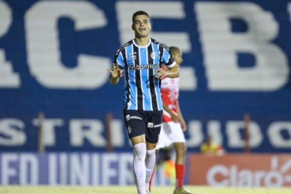 Centroavante retorna ao Grêmio após empréstimo ao Olimpia