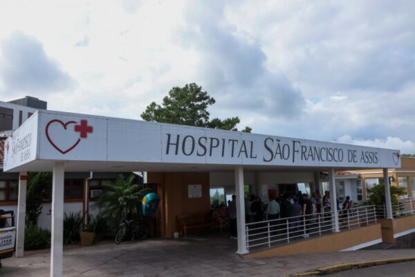 Médico é denunciado por morte de paciente após deixar gaze no corpo da vítima em hospital de Parobé