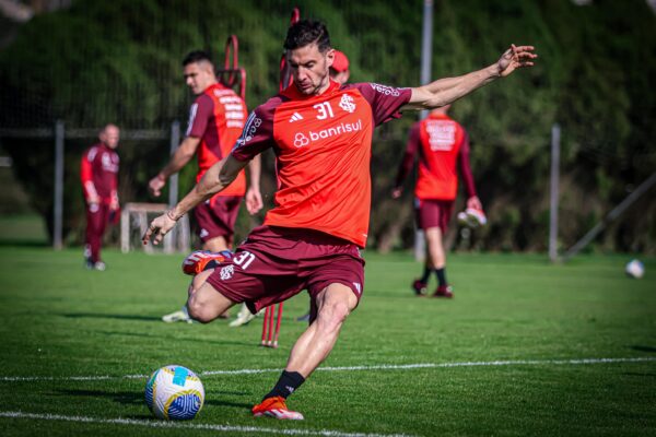 Sem propostas para deixar o Inter, Lucas Alario segue sendo opção de ataque no clube