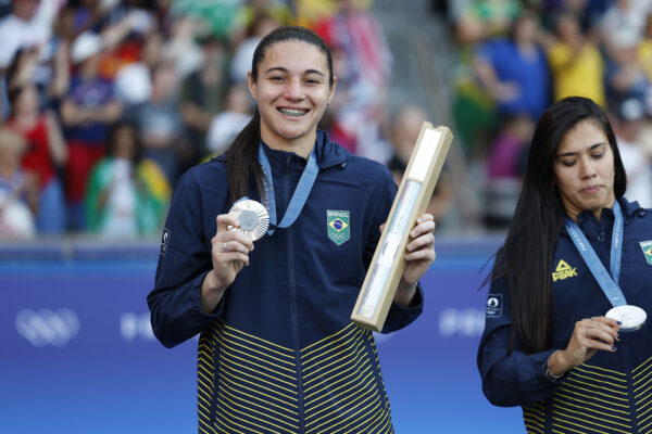 Lorena do Grêmio é recebida com festa em Gravataí após conquistar medalha de prata nas olimpíadas