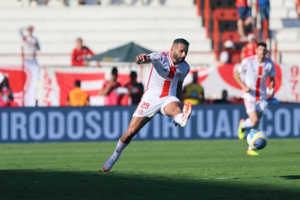 Thiago Maia admite erro em gol do Atlético-GO e aponta necessidade de melhora: “Pedir desculpa à torcida colorada”