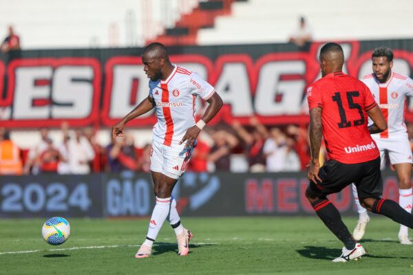 Com seis centroavantes no elenco, setor ofensivo do Inter soma apenas dois gols no Brasileirão, marcados por Borré