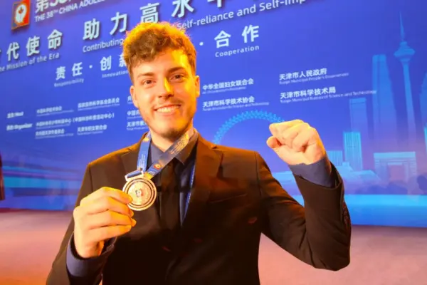 Jovem gaúcho conquista medalha de bronze em olimpíada científica na China