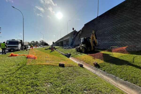 Tráfego no viaduto da BR-116, no acesso à Av. 25 de Julho, é retomado em meia pista