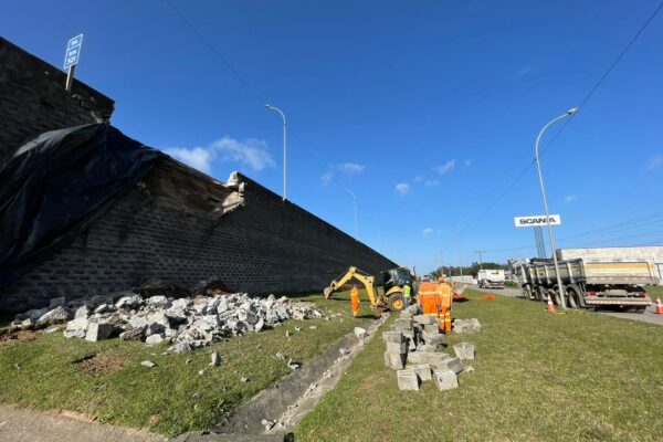 Parte do muro de viaduto da BR-116, no acesso à Av. 25 de Julho, desaba