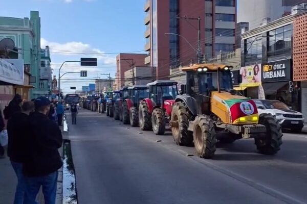 Manifestantes do movimento SOS Agro RS promoveram Tratoraço em Pelotas