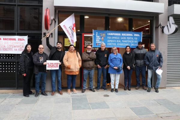 Bancários realizam manifestação visando chamar atenção para dificuldade de negociação e precarização do trabalho