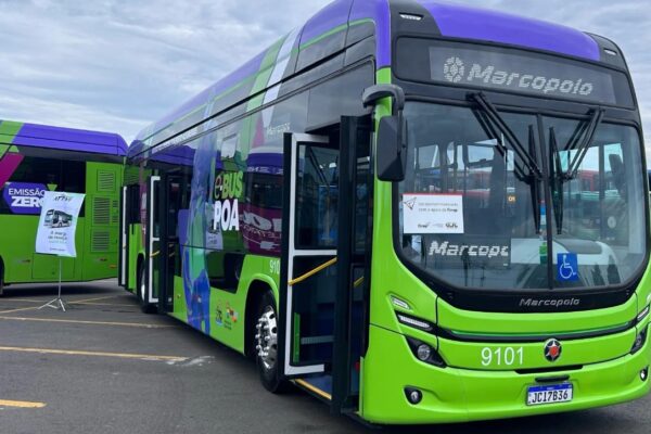 Ônibus elétricos iniciam operação em Porto Alegre com três linhas