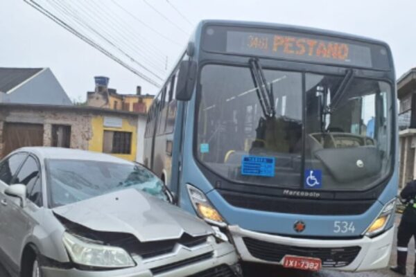 Colisão entre carro e ônibus é registrado no Centro de Pelotas