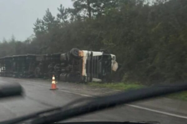 Caminhão tomba na BR-392 entre Morro Redondo e Pelotas