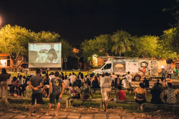 Famílias alojadas em abrigo de São Leopoldo receberão sessão de cinema ao ar livre neste final de semana