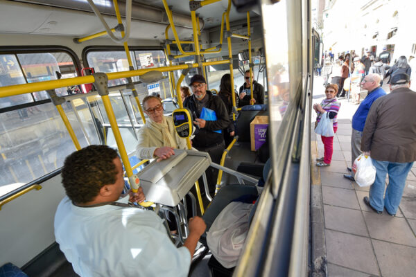 Projeto de lei propõe restabelecer a obrigatoriedade de cobradores nos ônibus de Porto Alegre