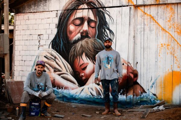 Artistas transformam galpão comunitário em mural de esperança em São Leopoldo