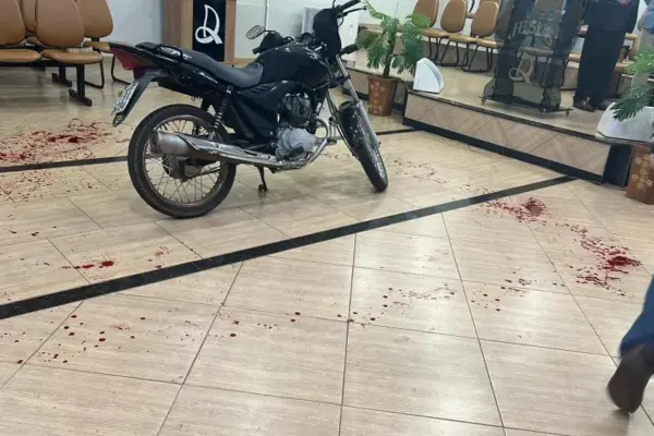 Homem invade igreja de moto e ataca três pessoas em Miraguaí