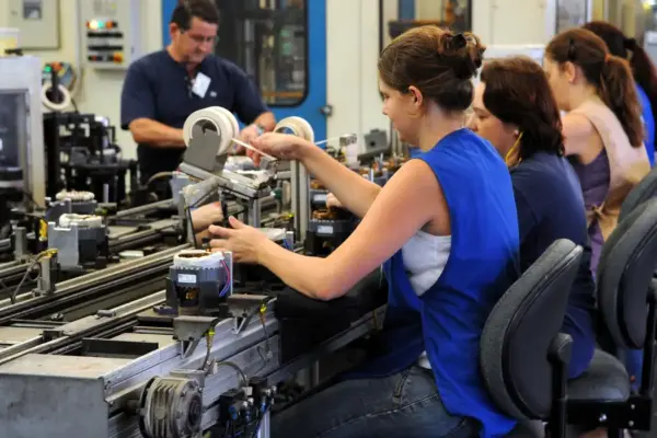 Programa “Partiu Futuro – Jovem Aprendiz Reconstrução” oferece 1.500 bolsas para jovens atingidos por enchentes no RS