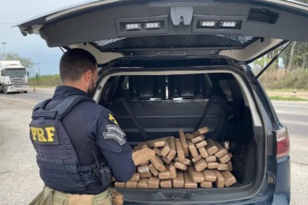 Casal que viajava com os filhos é preso com 70 kg de maconha na BR-293, em Bagé