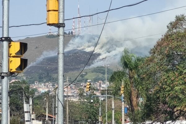 Incêndio atinge Morro da Polícia em Porto Alegre