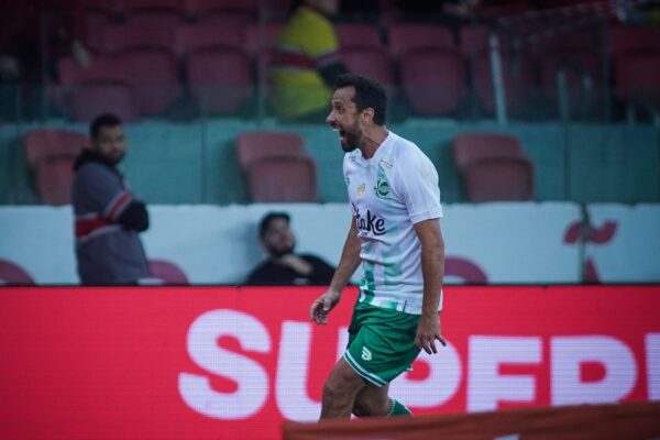 Aos 43 anos, Nenê é o jogador mais velho a marcar gol no Brasileirão