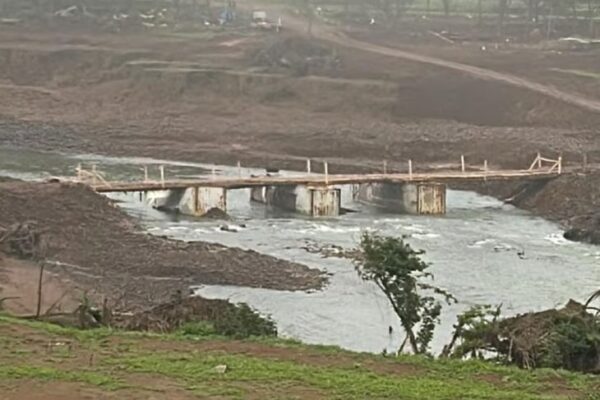 Moradores e empresários constroem travessia sobre o Rio Forqueta após enchente destruir estrutura de ponte