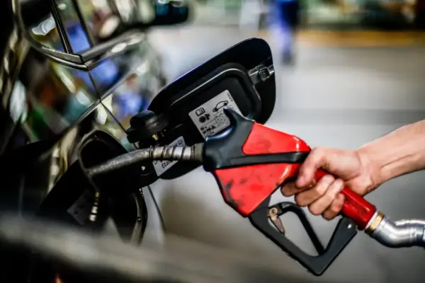 Na Região Metropolitana de Porto Alegre postos aumentam preço da gasolina, sem reajuste da Petrobras