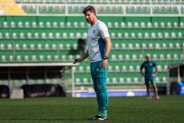 Tcheco é demitido da Chapecoense 12 dias após assumir equipe