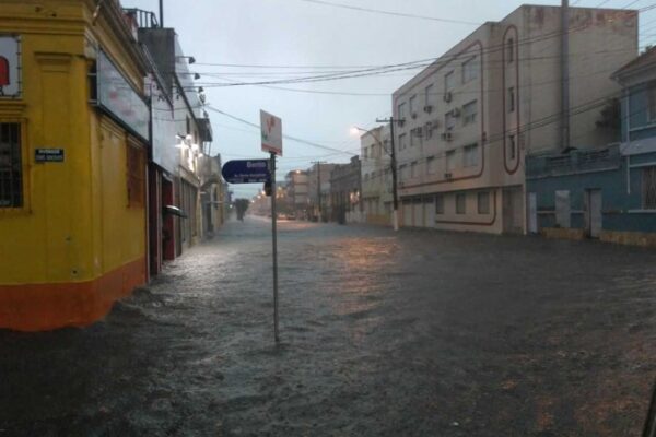 Após municípios ao sul registrarem mais de 200mm de chuva em três dias, alerta se estende para outras cidades gaúchas