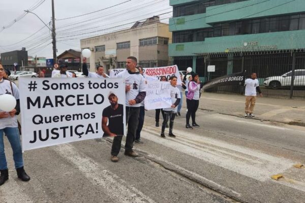 Protesto exige respostas sobre o assassinato de integrante de grupo de pagode, Marcelo Borges