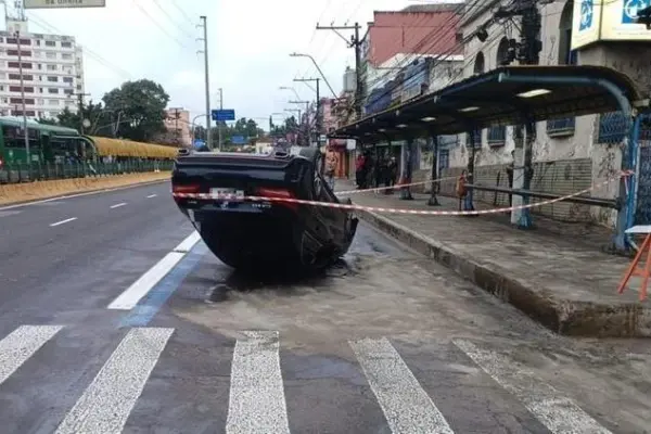 Motorista capota Mercedes Benz na avenida Azenha em Porto Alegre e foge do local