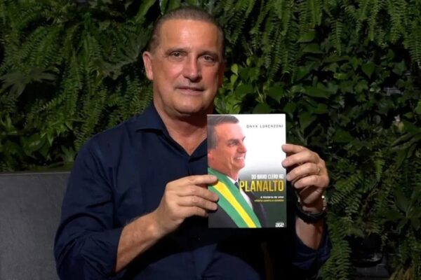 Onyx Lorenzoni lança em Pelotas livro sobre trajetória de Bolsonaro