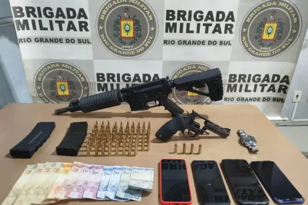 Três homens são presos com armamento pesado nas Três Vendas