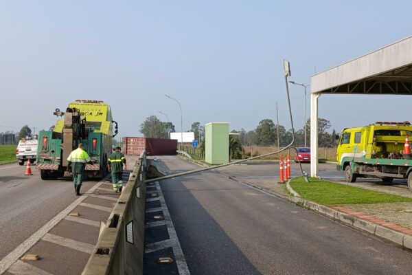 Carreta tomba na BR-392 em Rio Grande