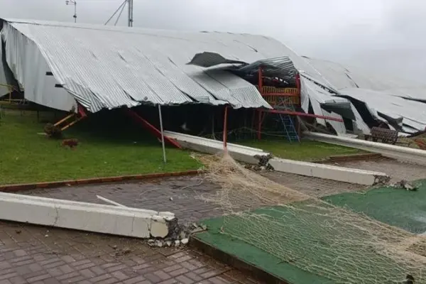 Tempestade provoca colapso de ginásio no Noroeste do Rio Grande do Sul