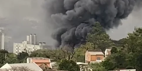 Incêndio destrói depósito de autopeças no Bairro Glória em Porto Alegre